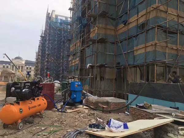 建筑市場需求量激增 聚氨酯行業(yè)競爭升級(圖1) 建筑外墻保溫聚氨酯噴涂施工