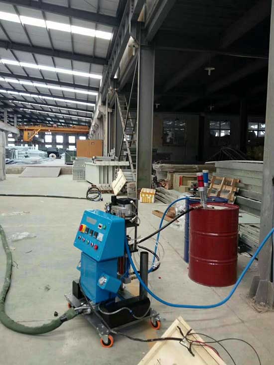 聚氨酯彈性體抗“折騰”(圖1) 聚氨酯黑白料施工現(xiàn)場(chǎng)