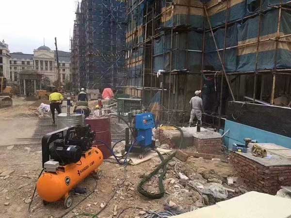 聚氨酯噴涂機(jī)進(jìn)行噴涂發(fā)泡聚氨酯材料進(jìn)行保溫(圖1) 墻體聚氨酯保溫噴涂機(jī)施工