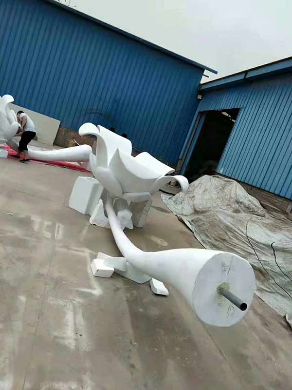 聚脲噴涂機(jī)在泡沫雕塑中的應(yīng)用(圖1) 泡沫雕塑聚脲噴涂施工