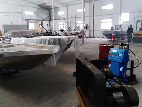 聚氨酯船體保溫發(fā)泡機(jī)(圖2) Q2600D聚氨酯船體保溫澆注發(fā)泡機(jī)