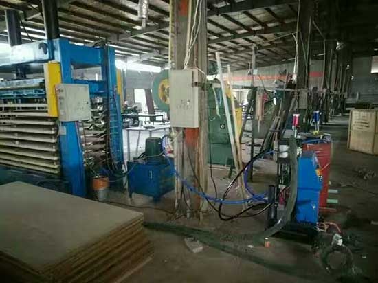 聚氨酯門板發(fā)泡設備(圖1) Q2600-D聚氨酯門板發(fā)泡設備