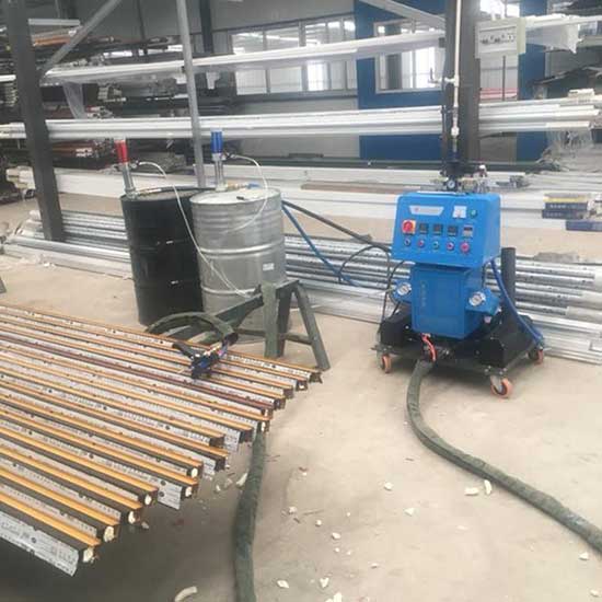 鋁型材腔體填充發(fā)泡(圖1) Q2600D鋁型材腔體填充聚氨酯發(fā)泡機(jī)