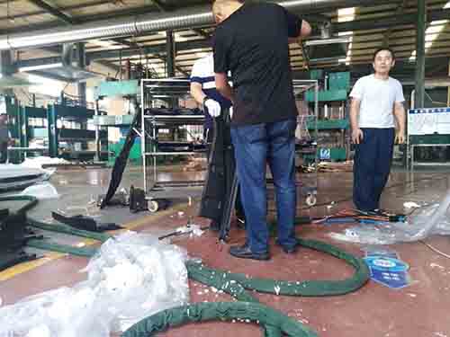 汽車配件聚氨酯填充(圖2) H5600D液壓聚氨酯發(fā)泡機(jī)在山東諸城用于汽車配件聚氨酯填充