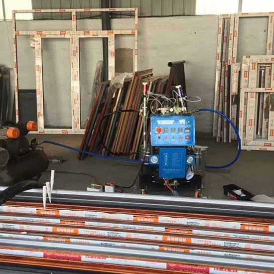型材發(fā)泡 澆注機(jī)器(圖2) 型材發(fā)泡 Q2600D聚氨酯發(fā)泡澆注機(jī)器