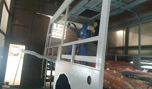 車(chē)輛內(nèi)飾頂棚噴涂發(fā)泡保溫(圖2) 車(chē)輛內(nèi)飾頂棚噴涂發(fā)泡保溫