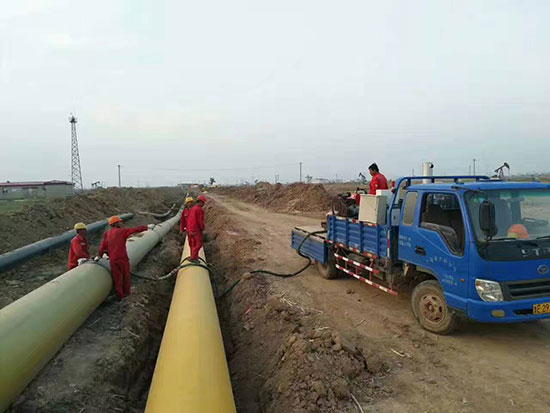 聚氨酯發(fā)泡保溫管接頭補口處理(圖1) 聚氨酯發(fā)泡保溫管接頭補口處理