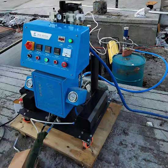 聚氨酯發(fā)泡保溫管接頭補口處理(圖2) Q2600聚氨酯噴涂發(fā)泡機