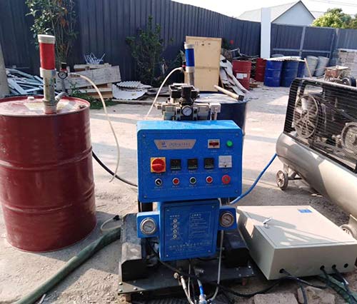 聚氨酯組合料噴涂機(jī)(圖1) Q2600聚氨酯組合料噴涂機(jī)