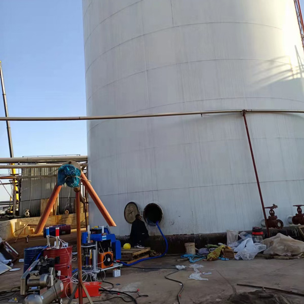 除鹽水箱防腐使用什么材料好(圖2) 除鹽水箱防腐內(nèi)壁噴涂聚脲案例