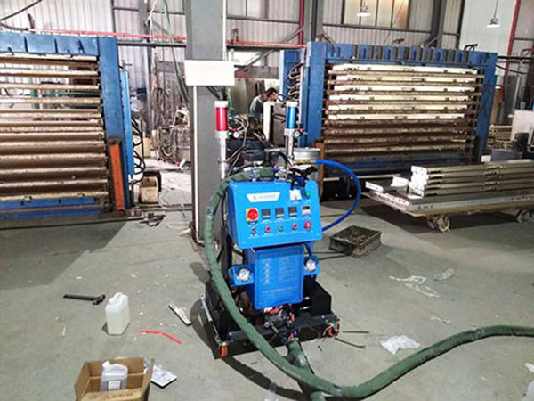 聚氨酯防盜門填充設備 雙組分聚氨酯發(fā)泡機(圖3) 聚氨酯防盜門填充案例