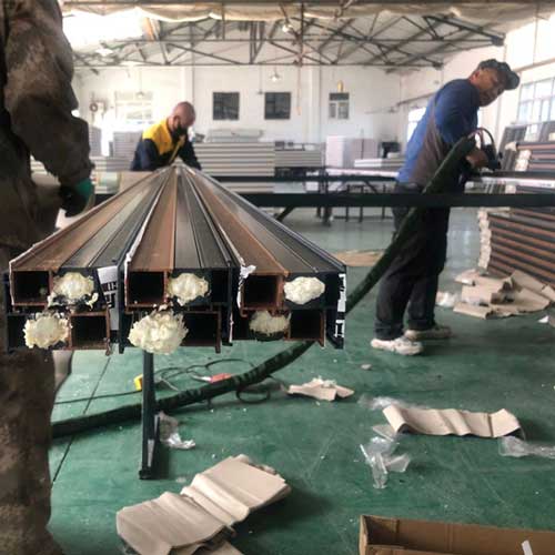 斷橋鋁腔體注入發(fā)泡(圖3) 斷橋鋁空腔發(fā)泡