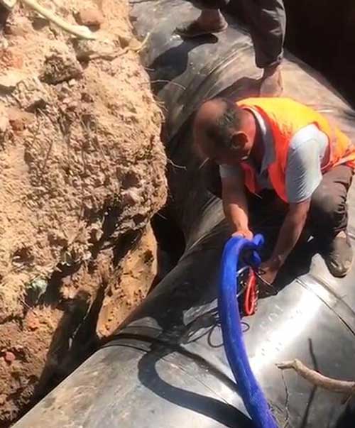 補(bǔ)口現(xiàn)場(chǎng)發(fā)泡聚氨酯發(fā)泡設(shè)備(圖2) 補(bǔ)口現(xiàn)場(chǎng)發(fā)泡聚氨酯發(fā)泡案例