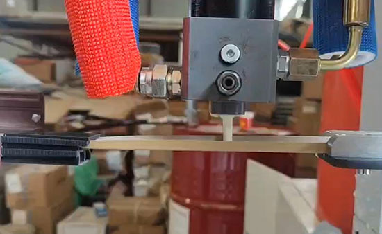 鋁型材澆注發(fā)泡機(圖4) 紙帶式穿條機 聚氨酯鋁型材澆注發(fā)泡機