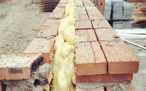 外墻夾層聚氨酯澆注設(shè)備施工(圖1) 外墻夾層聚氨酯澆注設(shè)備施工案例