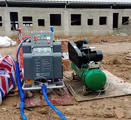 養(yǎng)殖場頂棚聚氨酯噴涂(圖1) H5600液壓聚氨酯噴涂機(jī)養(yǎng)殖場現(xiàn)場施工