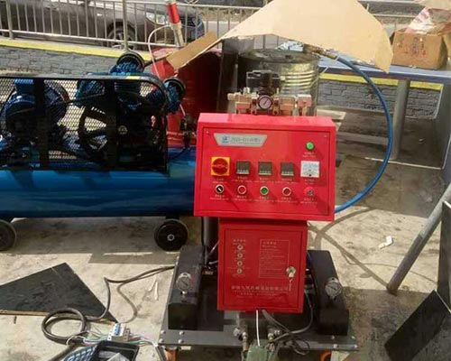 集裝箱聚氨酯噴涂填充發(fā)泡機(jī)(圖1) 集裝箱聚氨酯噴涂