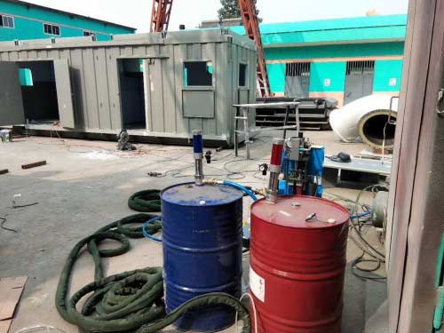 集裝箱聚氨酯噴涂填充發(fā)泡機(jī)(圖3) 集裝箱聚氨酯噴涂