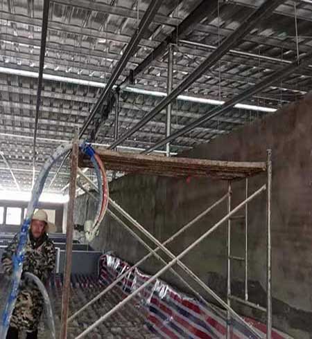 養(yǎng)殖場(chǎng)噴涂(圖3) 養(yǎng)殖場(chǎng)噴涂保溫頂棚