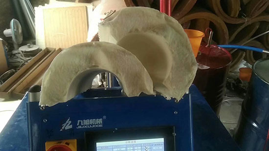 硬質(zhì)聚氨酯瓦殼(圖3) 硬質(zhì)聚氨酯瓦殼澆注成品