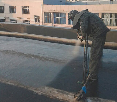 聚脲防水噴涂機(jī)(圖3) 聚脲防水屋頂噴涂