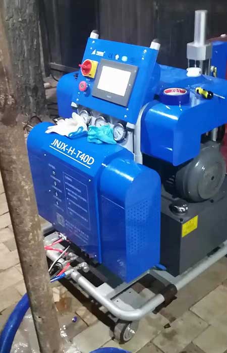 水箱澆注(圖1) T40D聚氨酯黑白料高壓噴涂發(fā)泡機(jī)