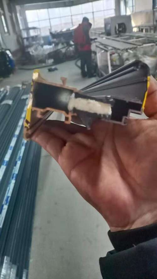 自動定量發(fā)泡機(jī)(圖4) 型材門窗填充發(fā)泡案例